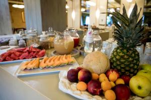 un buffet con frutas y verduras en una mesa en Comano Cattoni Holiday, en Comano Terme