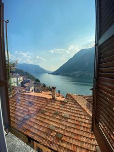 a view of a lake from a roof at Pinky House in Nesso