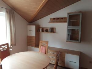 een keuken met een tafel en stoelen in een kamer bij Ferienwohnung auf den Bauernhof in Tauscha