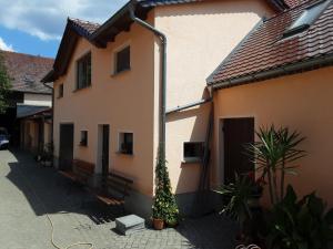 a courtyard of a building with plants and a street at Ferienwohnung auf den Bauernhof in Tauscha