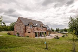 een stenen huis met een gambrel dak bij The Cart Shed in Laurencekirk