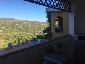 uma vista a partir de uma varanda de um edifício com vista para uma montanha em Vallemare Residence e Studios em Baja Sardinia