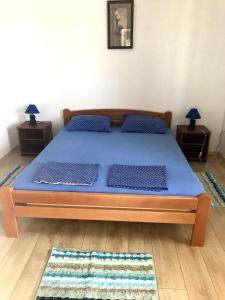 Een bed of bedden in een kamer bij Apartments Nena