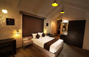 1 dormitorio con 1 cama grande en una habitación en IRON BRIDGE COVE, en Meppādi