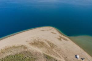 een luchtfoto van een eiland in de oceaan bij BISALTAE SEASIDE SUITES in Keramotí