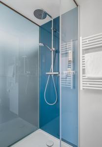 baño con ducha y puerta de cristal en Hetzel Hotel Stuttgart, en Stuttgart