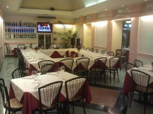 A restaurant or other place to eat at Hotel Villa Robinia