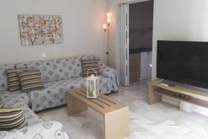 TV a/nebo společenská místnost v ubytování SUNRISE MIDTOWN LEFKADA