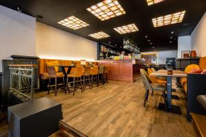 Um restaurante ou outro lugar para comer em Hotel Central