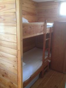 מיטה או מיטות קומותיים בחדר ב-Chalets & Camping Villa Mayari
