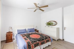 1 dormitorio con 1 cama y ventilador de techo en Finca andaluza Los Molinos, en Estepona