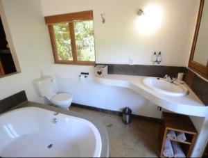 Et badeværelse på 11 Raptors Lodge