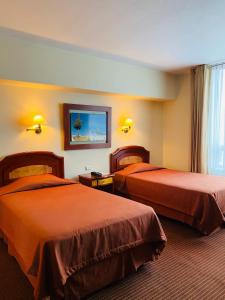 Un pat sau paturi într-o cameră la Hotel Continental Lima