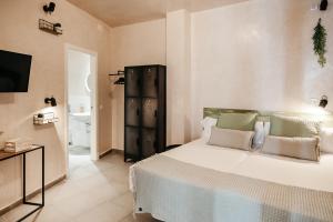 Postel nebo postele na pokoji v ubytování ASTUTO Boutique Jerez - Adults Only