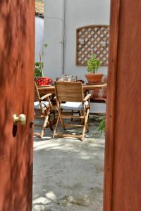 Photo de la galerie de l'établissement Grandmas Guest House, à Hydra 21 autres photos