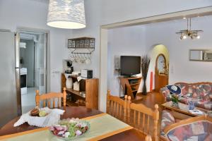 TV a/nebo společenská místnost v ubytování Grandmas Guest House