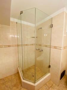 Bilik mandi di Hotel Continental Lima