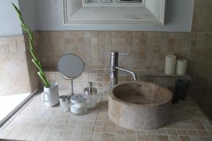 uma casa de banho com lavatório e torneira em Roundhill Farmhouse em Bath