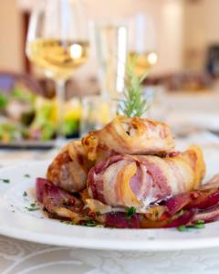 un plato de comida en una mesa con algo de comida en Hotel Tiglio, en Rímini