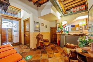 a living room with a couch and a table at Meublè Evoè in Montepulciano