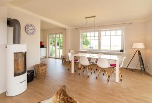 ネーベルにあるHaus Watthus - Wohnung Paradiesのテーブルと椅子のあるキッチンとダイニングルーム