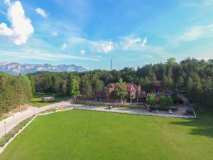 eine Luftansicht eines Hauses mit einem großen grünen Feld in der Unterkunft Natyral Razma Resort in Razëm