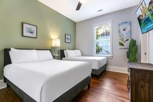 ニューオーリンズにあるSpacious 5 BR Retreat - Pool - Near It All!のベッド2台と窓のある寝室