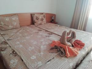 ein Bett mit einem ausgestopften Tier darüber in der Unterkunft Къща за гости Aтанасов II in Primorsko