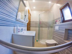 Koupelna v ubytování Studio Apartment Karlo + 37 fotografií