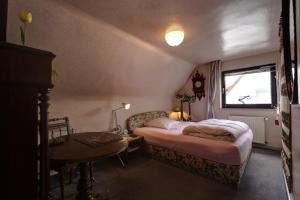1 Schlafzimmer mit 2 Betten, einem Tisch und einem Fenster in der Unterkunft Air Boardinghouse Tulip Stockum, zu Fuß - 3 Minuten zur Messe in Düsseldorf