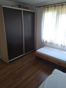 ソゾポルにあるApartment Ninoのベッドルーム1室(ベッド1台、大きな窓付)