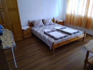 ソゾポルにあるApartment Ninoのベッド、テーブル、椅子が備わる客室です。