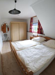 Postel nebo postele na pokoji v ubytování Gaestehaus-Sylvie-Wohnung-2