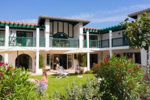 a man and a woman standing in front of a house at Villa Aitama in Cap-Ferret