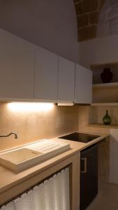 A kitchen or kitchenette at le CASINE di MARUGGIO 10