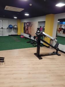 una habitación con gimnasio con cinta de correr en Barretos Thermas Park - CondoHotel, en Barretos