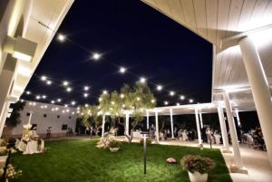 un evento al aire libre con luces en el césped por la noche en Hotel Torre Domini, en Giovinazzo
