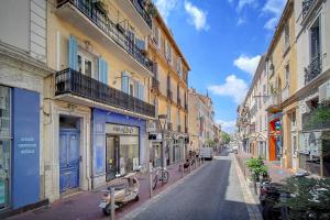 カンヌにあるAppartement Cannes Centreの両側の建物が並ぶ街道