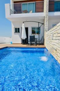 Bazén v ubytování Melanos Residence 2 bdrm townhouse with private pool nebo v jeho okolí