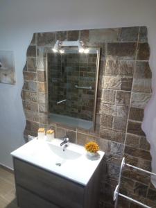 bagno con lavandino e specchio di B&B Marcello & Francesca a Urbino