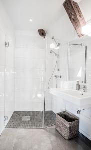 a bathroom with a shower, sink, and toilet at Hotell Bondeheimen in Oslo