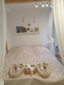 een slaapkamer met een bed met twee handdoeken erop bij PiranArt Boutique Hotel & More in Piran