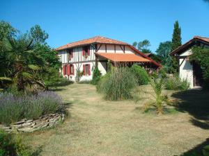 duży dom z ogródkiem z domem w obiekcie LE GAHOUN - La Cosy w mieście Castets