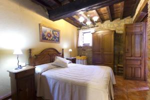 a bedroom with a large bed in a room at El Padre La Calle in El Torno