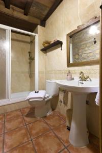 La salle de bains est pourvue de toilettes, d'un lavabo et d'une douche. dans l'établissement El Padre La Calle, à El Torno
