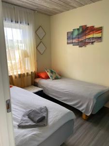 Un pat sau paturi într-o cameră la House overlooking the bay in Borgarnesi