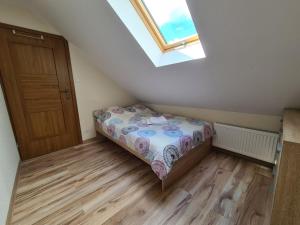 Łóżko lub łóżka w pokoju w obiekcie Apartamenty Trzciana
