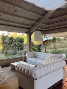 sala de estar con sofá blanco y mesa en Hotel Fonte do Fraile en Malpica