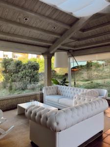 a living room with a white couch and a table at Hotel Fonte do Fraile in Malpica