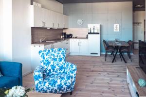 eine Küche und ein Wohnzimmer mit einem Stuhl und einem Tisch in der Unterkunft Windrose in Barth + 3 Fotos